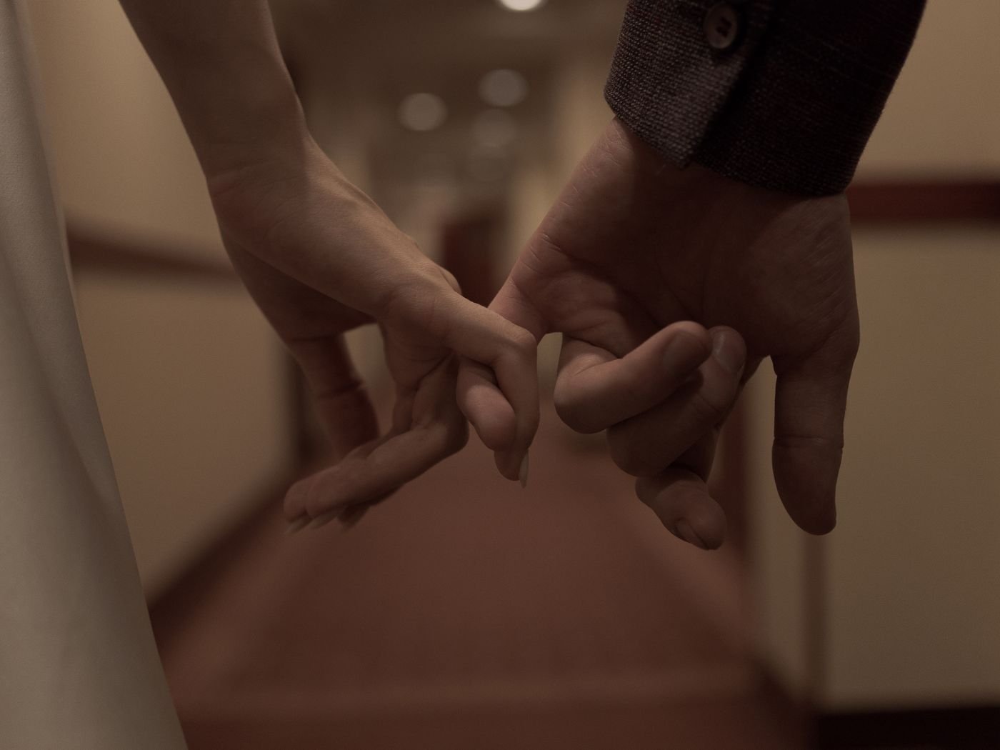 Two hands holding each other, a sign of real commitment in a long distance relationship