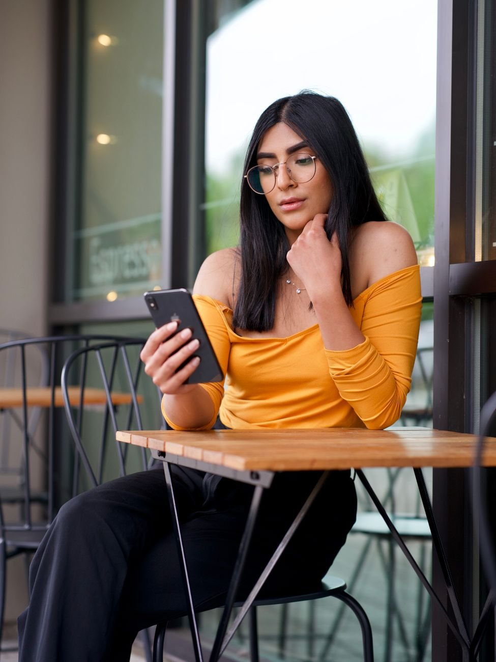 Woman leaving a coffee shop early after a first date that did not match his photos