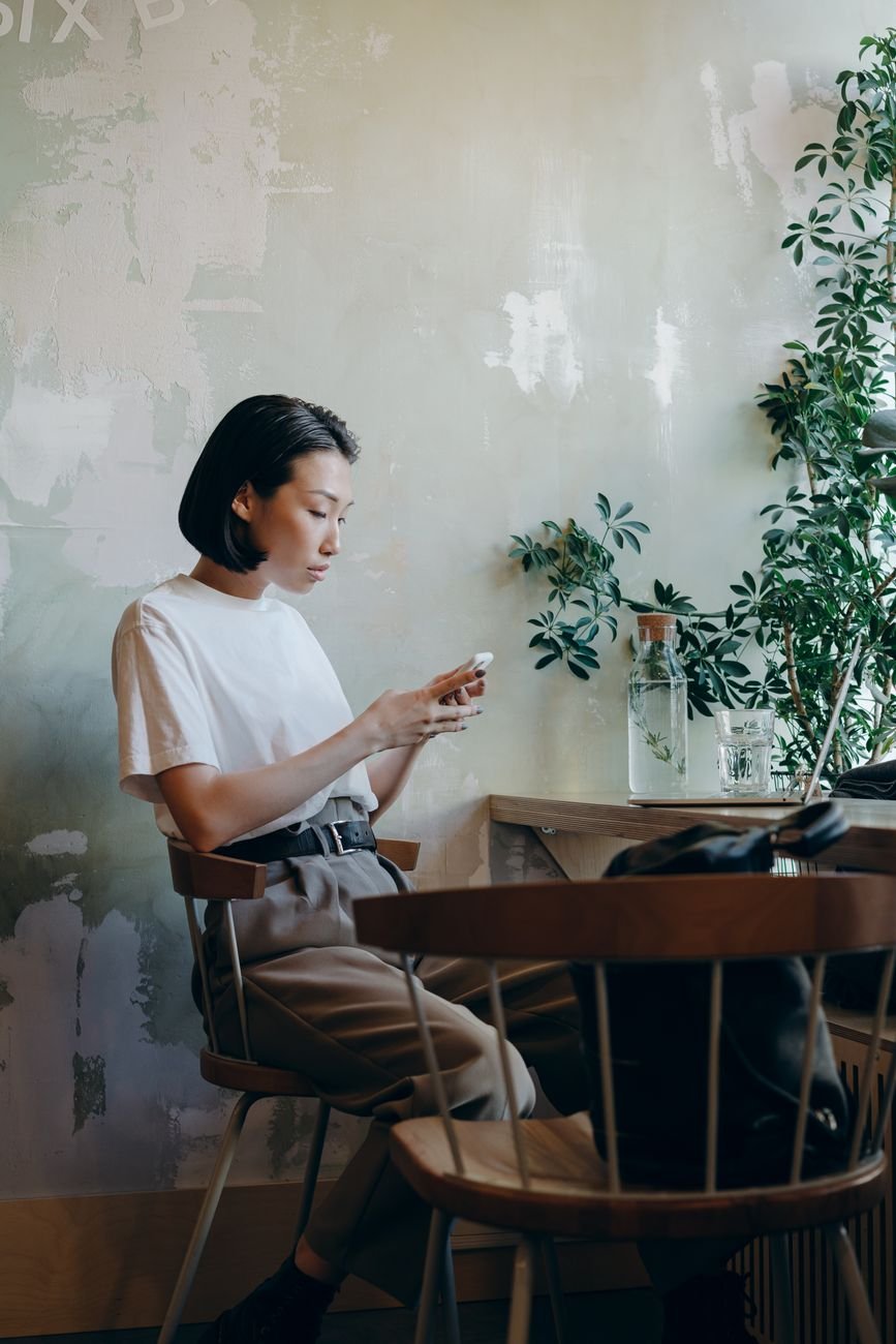 Woman sitting alone at a brunch table after meeting a dating app match in person